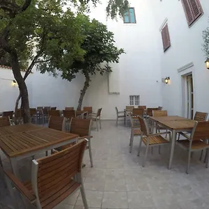 Neho Cres